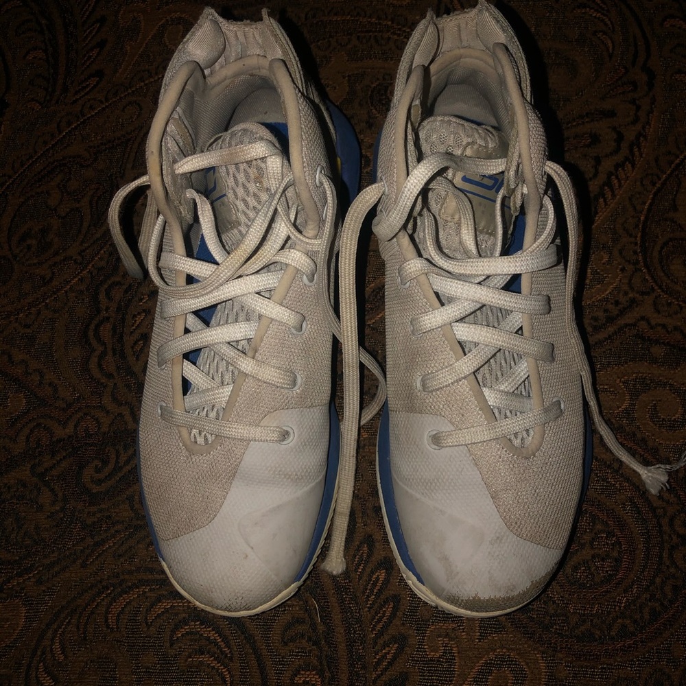 Basketball shoes - Picture 3 of 4